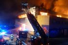Ve Vysočanech vyhořelo trampolínové centrum. Požár byl úmyslný, řekla policie