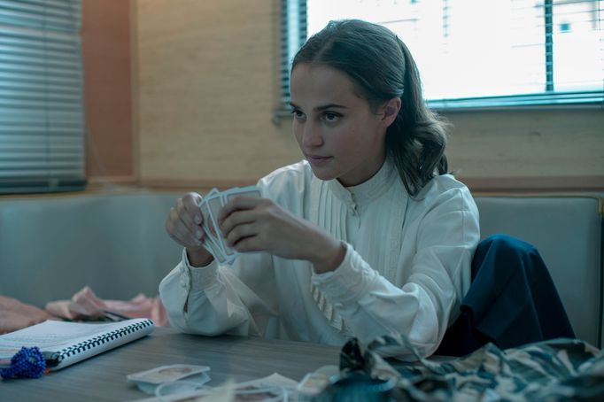 Alicia Vikanderová jako Mira Harbergová.