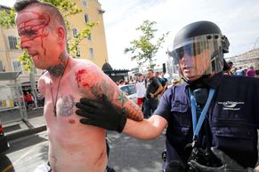 Tak v Marseille řádili fanoušci. Rusové útočili na stadionu, rvačky v ulicích rozháněla policie