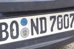 Praha odtajní, jak přiděluje luxusní SPZ prominentům
