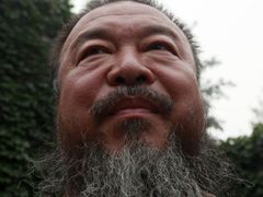 Světově uznávaný umělec Aj Wej-wej se brání proti nesvobodě i pomocí twitteru. 