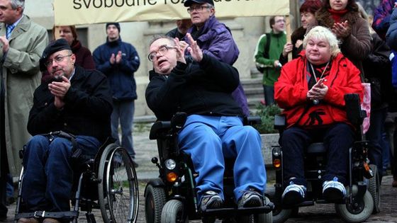 Dejte nám tři miliardy! Demonstrace lidí s postižením v Praze a Brně