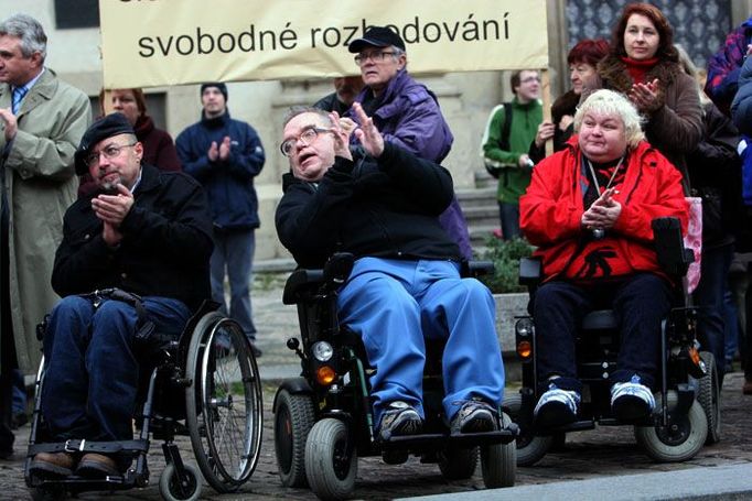 V Praze se v horní části Malostranského náměstí sešla nebo sjela asi stovka lidí