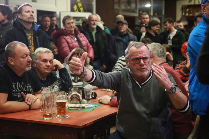 Štamgasti karvínské pivnice zasedli hned k prvnímu stolu a aktivně se debaty s ministrem vnitra Vítem Rakušanem účastnili