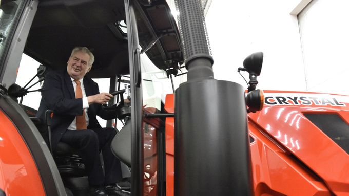 Prezident Miloš Zeman v novém traktoru Zetor.