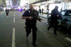 Policie evakuovala londýnské metro kvůli údajné střelbě, ta se nepotvrdila. Provoz je nyní obnoven