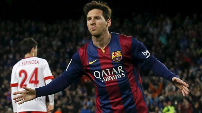 Barcelonský kanonýr Lionel Messi slaví gól v síti Almeríe.