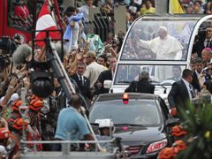 Papež přitahuje davy. Má obrovský vliv.