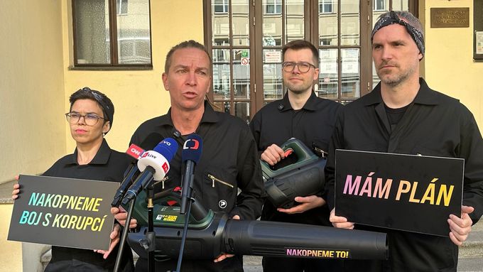 Archivní fotografie lídrů Pirátů před ministerstvem spravedlnosti, kde požadovali odchod ministra financí Zbyňka Stanjury z vlády