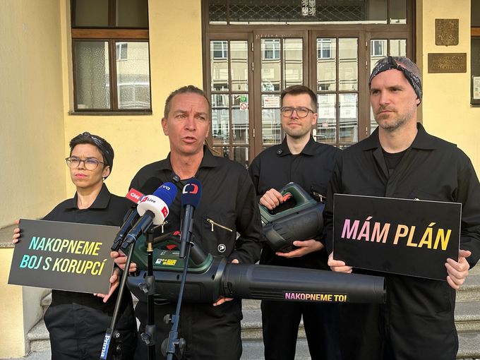 Lídři Pirátů před ministerstvem spravedlnosti, kde požadovali odchod ministra financí Zbyňka Stanjury z vlády