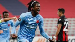 Peter Olayinka slaví gól v zápase Evropské ligy Nice - Slavia