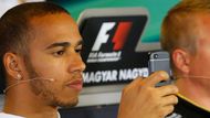 Lewis Hamilton nezapřel pověst přerostlého dítěte a během tiskové konference si hrál s mobilem.