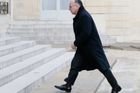 Novým francouzským premiérem je dosavadní ministr vnitra Bernard Cazeneuve