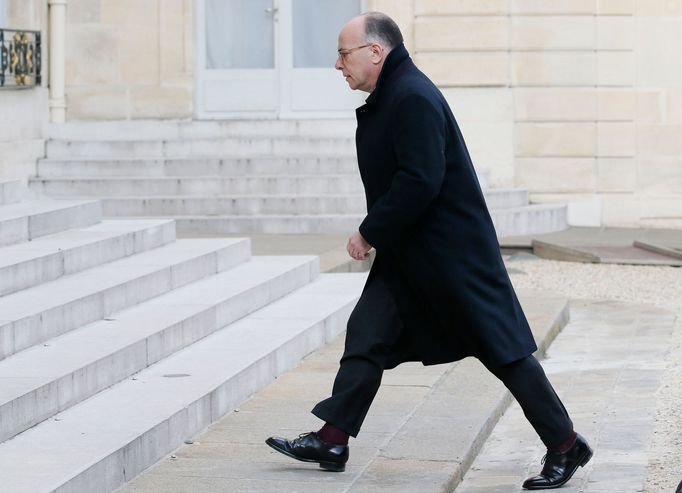 Francouizský ministr vnitra Bernard Cazeneuve jde na jednání v Elysejském paláci kvůli útokům v Bruselu.