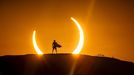 Ohnivý kruh. Snímek surfaře během prstencového zatmění Slunce, který pořídil brazilský fotograf Marcelo Maragni