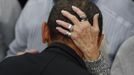 A woman holds the head of U.S. President Barack Obama as he greets supporters at a campaign event at Springfield High School in Ohio, November 2, 2012. REUTERS/Larry Downing (UNITED STATES - Tags: POLITICS ELECTIONS) Published: Lis. 2, 2012, 6:14 odp.