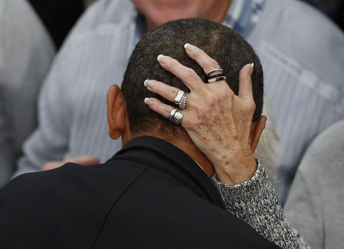 A woman holds the head of U.S. President Barack Obama as he greets supporters at a campaign event at Springfield High School in Ohio, November 2, 2012. REUTERS/Larry Downing (UNITED STATES - Tags: POLITICS ELECTIONS) Published: Lis. 2, 2012, 6:14 odp.