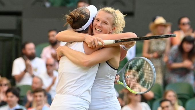 Barbora Krejčíková a Kateřina Siniaková po vítězství ve finále ženské čtyřhry ve Wimbledonu 2022