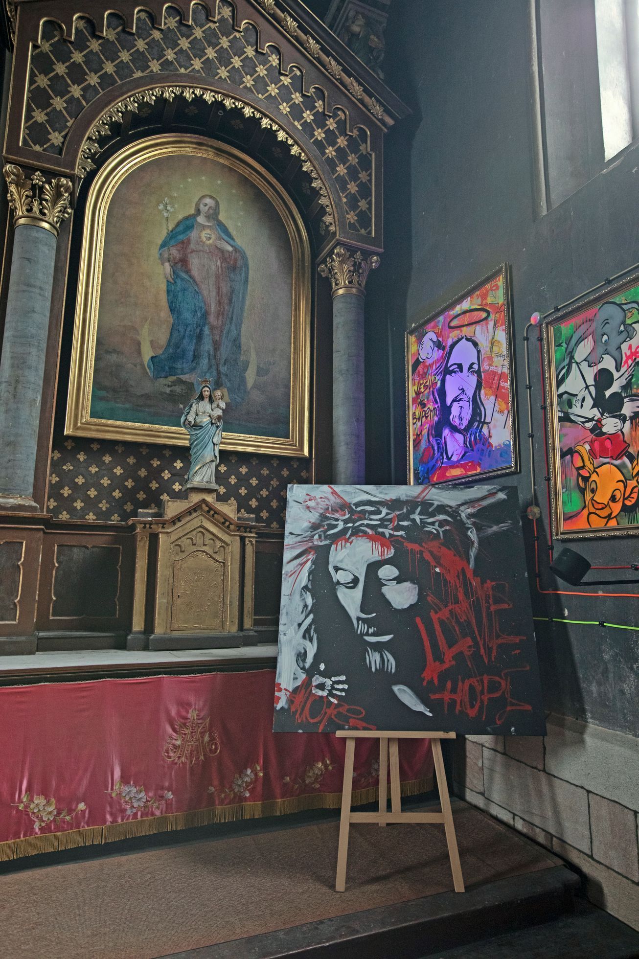 Chotěvice, Karin Babinská,režisérka, herečka, spisovatelka písničkář, herec, Richard Krajčo, frontman kapela Kryštof, Kostel sv. Petra a Pavla, umění,  pop art