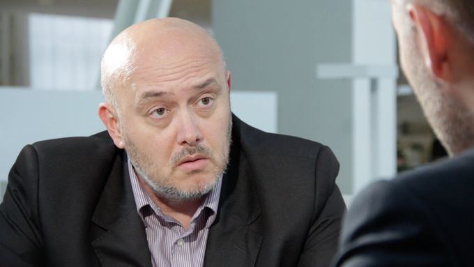 Petr Soukenka, ředitel Nadačního fondu proti korupci, hájí svou tezi o korupci za Klausovu amnestii v DVTV.