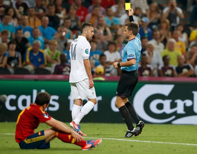 Jeremy Ménez dostává žlutou kartu za faul na Jordi Albu během čtvrtfinálového utkání Španělska s Francií na Euru 2012.