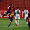 Luis Suárez slaví gól v odvetném osmifinále Ligy mistrů Barcelona - Neapol