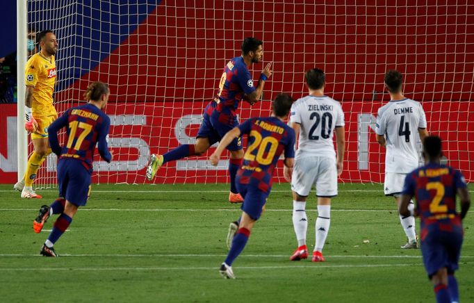 Luis Suárez slaví gól v odvetném osmifinále Ligy mistrů Barcelona - Neapol