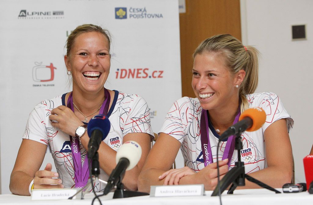 České stříbrné tenistky Lucie Hradecká (vlevo) a Andrea Hlaváčková po příletu do Prahy z OH 2012 v Londýně.