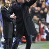 Neapolský kouč Walter Mazzarri diriguje své hráče v zápase s Chelsea