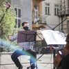 Koncert ve vnitrobloku - Zrní, Trio Amadeus, karanténa, koronavir, nouzový stav, Hrajeme do oken, kultura, Praha