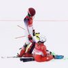 Mikaela Shiffrinová a Christine Scheyerová po pádu v kombinačním slalomu na ZOH 2022 v Pekingu