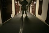 Na chodbě v části Guantánama, nazvané Camp Five.