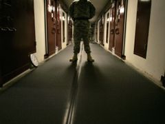 Chodba ve věznici na Guantánamu.