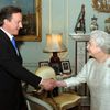 Královna Alžběta II. uvítala nového britského premiéra Davida Camerona