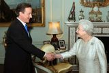 11. 5. - Britská královna Alžběta II. jmenovala do funkce premiéra vůdce konzervativců Davida Camerona. Stalo se tak pozdě večer, krátce poté, co oznámil svou rezignaci na úřad předsedy vlády šéf labouristů Gordon Brown. Více informací najdete - zde