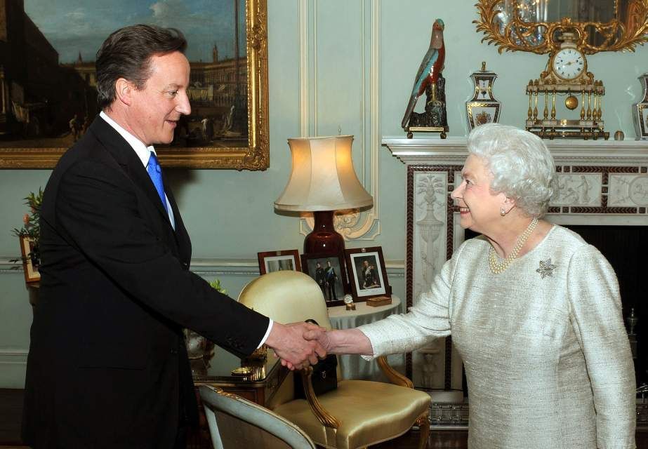 Královna Alžběta II. uvítala nového britského premiéra Davida Camerona