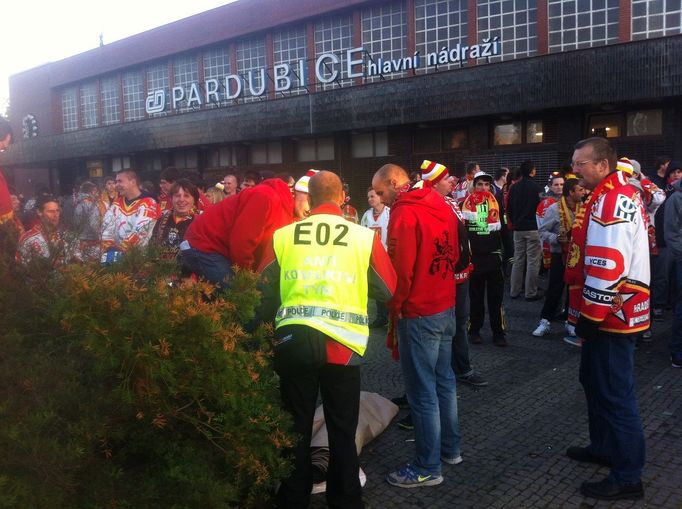 ELH, Pardubice - Hradec Králové: pochod fanoušků HK v Pardubicích