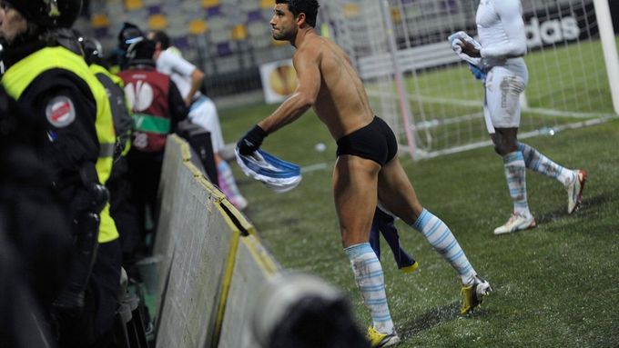 Brazilský fotbalista Ederson z Lazia se s fanoušky Mariboru rozdělil o svoje oblečení.