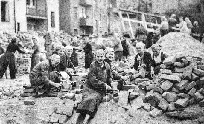 V noci z 21. na 22. července 1944 proběhl nálet RAF na Pardubice, při kterém omylem zasáhli civilní čtvrť místo rafinerie, zahynulo 44 civilistů.