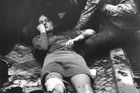 Poznáte zraněnou dívku na fotce z roku 1968? Před rozhlasem šlo o život, vzpomíná fotograf