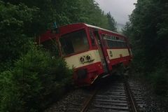 Vlak u hranic na Domažlicku narazil do stromu, trať stojí
