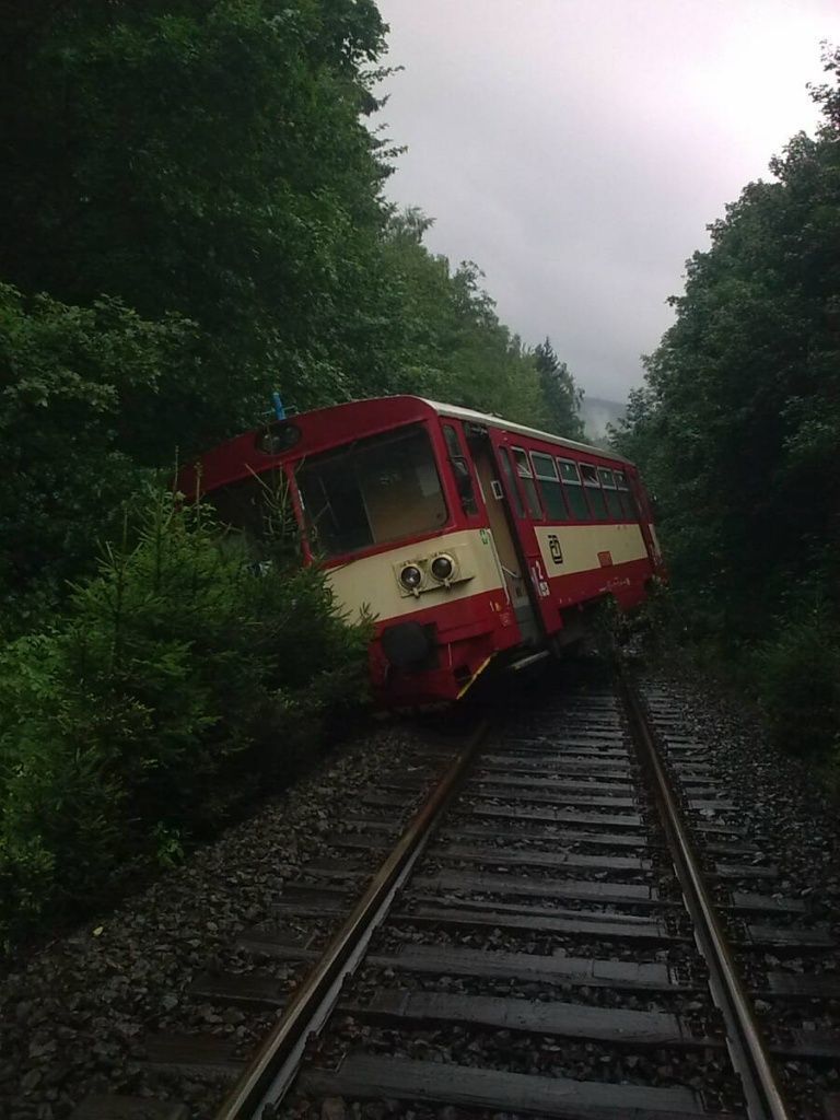Vlak narazil do stromu