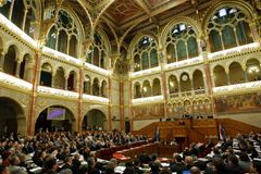 Maďarský parlament neschválil změnu ústavy, která by zakazovala přijímání uprchlíků podle kvót EU