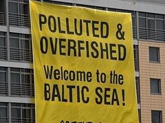 Znečištěné a vylovené. Vítejte v Baltském moři. Ekologové pověsili transparent na jeden z hotelů v Krakowě.