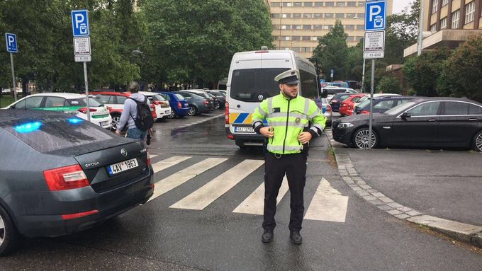Policie evakuuje budovu pražské VŠE, kde byla nahlášena bomba.