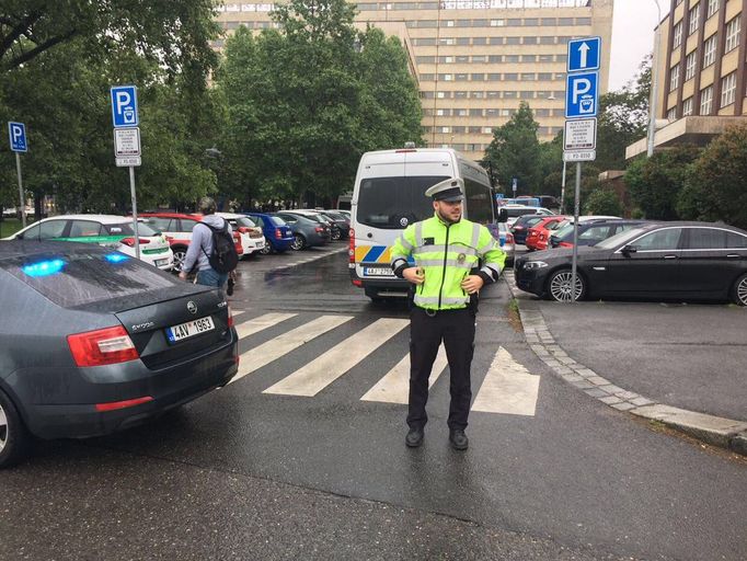 Policie evakuuje budovu pražské VŠE, kde byla nahlášena bomba.