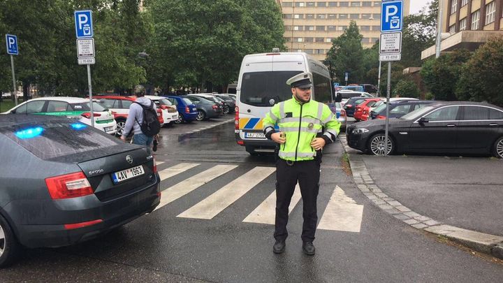 Bomba vybuchne v 15:05, píše anonym. Studenti VŠE se museli opět evakuovat