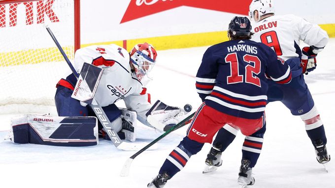 Washingtonských brankář Vítek Vaněček v akci v zápase NHL s Winnipegem.