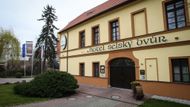 Čtyřhvězdičkový hotel v klidné části Prahy provozuje Viliam Sivek - známý český hoteliér, který má úzké vazby i na český hokej. Sivek v minulosti působil jako generální manažer a prezident HC Sparta Praha. Jeho syn Michal hrál v NHL a v současnosti působí jako hráčský agent.