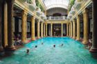 Kromě koupání si unikátní architekturu podle The Guardian mohou užít i návštěvníci Budapešti v Gellértových lázních. Secesní dům v sobě kromě hlavního bazénu ukrývá řadu menších.